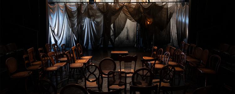 In a Room Full of Empty Chairs, a Couple Grapples With Nothingness